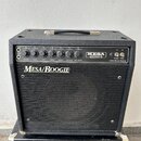 Černý kytarový kombozesilovač s nápisem MESA/BOOGIE na předním textilním krytu a logem MESA ENGINEERING na ovládacím panelu. Na pravé straně panelu j…