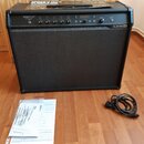 Černý kytarový kombozesilovač s nápisem SPIDER V 240 a logem LINE 6. Na horním ovládacím panelu jsou umístěny knofíky, přepínače a malý displej. Před…
