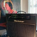 Černý kytarový kombo zesilovač značky Blackstar. Na předním panelu je nápis HT STUDIO 20 a ovládací prvky rozdělené do sekcí CLEAN, OVERDRIVE, EQUALI…