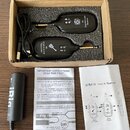 V kartonové krabici s černou pěnovou vložkou jsou dva černé plastové moduly, jeden s nápisem Original sound Transmitter a druhý Original sound Receiv…