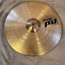 Kruhový mosazný činel s koncentrickým žebrováním povrchu. Na pravé straně je černý nápis „paiste pst 5“ a pod ním text „20" MEDIUM RIDE“. Povrch je v…