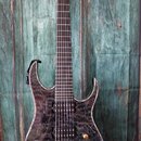 Elektrická kytara s tmavým, mramorovaným povrchem těla a černým hmatníkem. Na hlavě je bílý nápis Ibanez. Nástroj má dva humbuckery, jeden ovládací k…