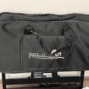 Černý textilní přepravní obal na pedalboard. Na přední straně je bílý nápis Palmer pedalbay GO s logem koně. Obal má dvě černé nosní ucha a zipové uz…