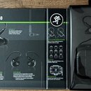 Fotografie zobrazuje otevřené černé balení in-ear monitorů. Na levé části krabice je nápis MP-240 a webová adresa www.mackie.com, doplněná o loga zná…