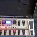 Stříbrný kytarový procesor Boss GT-10 Guitar Effects Processor v otevřeném kufru. Zařízení má digitální displej, několik ovládacích knoflíků a pět sp…