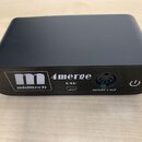 Černý kovový box s nápisy m miditech a 4merge. Na přední straně se nachází USB port, pětipólový MIDI konektor a tlačítko napájení. Pod USB portem je…