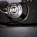 Detail zadní strany reproduktoru s černým kovovým rámem. Na středovém krytu je bílý nápis KUSTOM AMPLIFICATION Cincinnati, OH USA a výrazný nápis DAR…