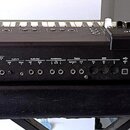 Černý digitální orgán s klávesnicí. Na levé straně je bílý nápis numaorgan2 a pod ním text integrated organ & high definition keyboard controller. V…