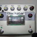 Kytarový efekt pedál značky Blackstar v krémovém provedení. Horní řada obsahuje šest otočných ovladačů s popisky LEVEL 1, BASS, MIDDLE, TREBLE, ISF a…