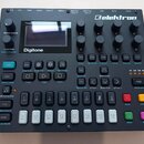 Černý digitální syntetizátor s nápisem elektron v pravém horním rohu a označením Digitone pod displejem. Zařízení obsahuje několik otočných knoflíků,…
