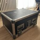 Černý transportní flightcase s hliníkovými hranami a kovovými rohy. Na horní straně je vyryt logo s nápisem "ZOUND". Case je vybaven třemi madly a dv…