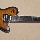 Elektrická kytara s trupem v barvě sunburst a tmavým hmatníkem. Na hlavě a na těle je viditelné logo Godin. Snímače mají nápis Seymour Duncan. Na kyt…