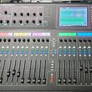Černý digitální mixovací pult s nápisem ALLEN&HEATH GLD-80. Zařízení obsahuje barevný displej s grafickým znázorněním kanálů, řadu posuvníků a zahlre…