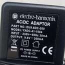 Černý plastový AC/DC adaptér s bílým textem. Na štítku je uveden název electro-harmonix AC/DC ADAPTOR, PART NO.:EU9.6DC-200 a MODEL:YXDC-41-1004. Jso…