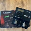 Černý kytarový efekt Line 6 M5 Stompbox Modeler s dvěma stoupacími spínači. Na zařízení je nápis M5 STOMPBOX MODELER a seznam efektů DELAY | MOD | DI…
