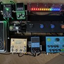 Fotografie zachycuje pedálboard s několika efektovými pedály. V horní řadě jsou pedály JOYO LEGAL DONE, Ibanez a červený přístroj s nápisy BOOST, OMG…