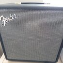 Kytarový kombozesilovač v černém vinylovém potahu s šedou textilní maskou. V levé horní části masky je umístěno bílé logo Fender. Nástroj vykazuje zn…
