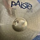Zlatý mosazný činel s koncentrickým žebrováním povrchu. Na horní straně je černý nápis PAiste, pod ním text 20" RIDE a napravo označení 101 BRASS. Po…