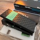 Černý wah pedál značky Ibanez s modelem WH10v3. Na šlapacím pedálu je zelený nápis Ibanez WH10 a povrch má černou protiskluzovou texturu. Na spodní č…