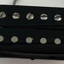 Černý humbucker snímač s dvěma řadami šesti magnetických pólů. Horní řada má viditelné šroubovací hlavy, spodní řada je tvořena hladkými kovovými kol…