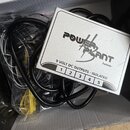 Stříbrný obdélníkový napájecí adaptér s nápisem POWER PLANT Junior. Pod logem je text 9 VOLT DC OUTPUTS - ISOLATED a pět očíslovaných polí od 1 do 5.…
