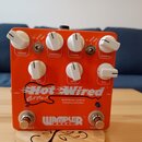 Oranžový efekt pedál s bílými oválnými knoflíky a dvěma stoupacími spínači. Na horní straně jsou nápisy Volume, Distortion, Volume a Overdrive, v dol…