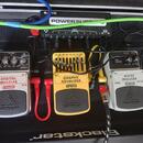 Behringer efekty s pedalboardem