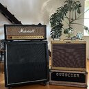 Fotografie zobrazuje dva kytarové zesilovače s boxy. Vlevo je černý stack značky Marshall, přičemž na hlavě je nápis Marshall a modelové označení JCM…