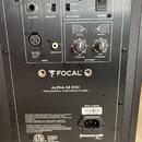 Zadní panel černého studiového monitoru značky FOCAL, model ALPHA 65 EVO PROFESSIONAL MONITORING SYSTEM. Panel obsahuje přepínače ENABLE/DISABLE a AU…