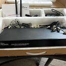 Černý rackový přístroj s nápisem the t.bone Free Solo Antenna Splitter a podtitulem UHF Antenna Distribute Implement. Zařízení leží v bílém polystyre…