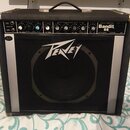 Černý kytarový kombo zesilovač s bílým logem Peavey na přední mřížce. Horní ovládací panel obsahuje nápisy INPUTS, LEAD CHANNEL, EQUALIZATION a model…
