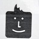 Detailní záběr na černé logo ve tvaru stylizované čtvercové tváře s úsměvem a vyčesanými vlasy na bílém podkladu. Logo je provedené tmavě šedou až če…