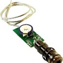 Fotografie znázorňuje elektronickou součástku s kovovým konektorem, zelenou DPS deskou a připevněnou baterií v modrém obalu. Z desky vychází svazek s…