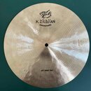 Kruhová mosazná činely s viditelným broušením povrchu. Na horní části je nápis K.ZILDJIAN CONSTANTINOPLE a nad ním dekorativní arabský kaligrafický s…
