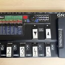 Černý kytarový procesor s nápisem GNX 3000 GUITAR WORKSTATION a logem DigiTech. Horní panel obsahuje zahlreiche ovládací prvky, displej a konektory s…