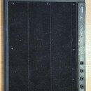 Černý obdélníkový pedálboard s povrchem z černého textilu. Na pravé straně je ovládací panel s nápisem Warwick a pod ním menším písmem BY WARWICK. Pa…