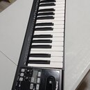 Černý digitální klavír s bílými a černými klávesami. Na pravém horním rohu je nápis A88 a v dolní části je viditelné logo Roland. Ovládací panel obsa…