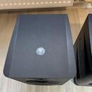 Černý studiový subwoofer s matným povrchem. Uprostřed horní strany je umístěno kulaté stříbrné logo s nápisem Focal. V dolní části je viditelný mřížk…