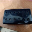 Černý humbucker s plastovým krytem. Na povrchu jsou dvě řady šesti viditelných pólů. V pravém dolním rohu je bílý nápis CHAPMAN GUITARS.