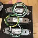 Tři elektrické snímače typu single-coil v kovových krytech s černými plastovými základnami. Na bílých štítcích jsou nápisy TONERIDER® APEX CLASSIC s…