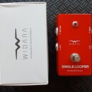 Červený efekt pedál s nápisy WIDARA, SINGLE LOOPER a TRUE BYPASS. Na krabicích je logo a nápis WIDARA THE MASTER OF PASSIVE PEDALS. Pedál má čtyři ko…