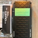 Černý wah pedál s texturovaným povrchem a zeleným panelem, na kterém je nápis Ibanez WH10. Na boku pedálu je uveden text WAH PEDAL a logo Ibanez. Ved…