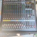 Míčovací pult Yamaha MGP16X v černém provedení. Na horním panelu jsou nad kanály nalepené papírové štítky s nápisy: Helen, Lucka, Ladin, klar, ALESIS…