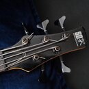 Detail hlavy černé basové kytary s nápisem SR a menším textem SOUNDGEAR BY Ibanez. Nástroj má čtyři ladicí kolíky s kovovými knoflíky. Lak na povrchu…