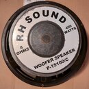 Fotografie znázorňuje basový reproduktor s černým rámem. Na bílém krycí štítku je uveden nápis RH SOUND, 450 WATTS, 8 OHMS a WOOFER SPEAKER P-15100/C…