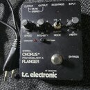 Černý efekt pedál s nápisy STEREO CHORUS+ PITCH MODULATOR & FLANGER a logem t.c. electronic OF DENMARK. Zařízení má čtyři ovládací knoflíky s popisky…
