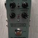 Světle zelený efekt pedál s nápisy QUINTESSENCE HARMONY a tc electronic. Zařízení má tři černé otočné ovladače s popisky KEY, SCALE a MIX, dále přepí…