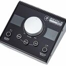 Černý monitorovací kontrolér s velkým stříbrným voličem VOLUME uprostřed. Na horní části je bílý nápis BIG KNOB PASSIVE MONITOR CONTROLLER s doprovod…