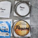 Fotografie zobrazuje čtyři sady basových strun. V horní části je sada v balení s nápisy „Payson TM“, „DROP G Custom 4 String Set“ a „FANNED BASS STRI…
