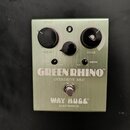 Stříbrný efekt pedál s nápisy GREEN RHINO™, OVERDRIVE MkII a WAY HUGE® ELECTRONICS. Na horní části jsou dva velké černé otočné knoflíky s popisky VOL…